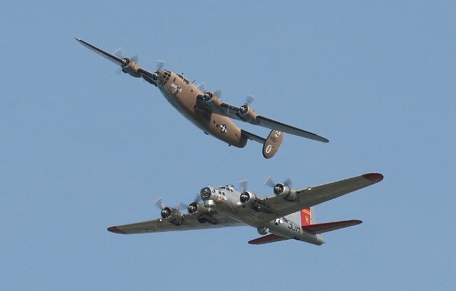 Photo: D. Biller - B17 Flying Fortress & B24 Liberator at Airventure 2006